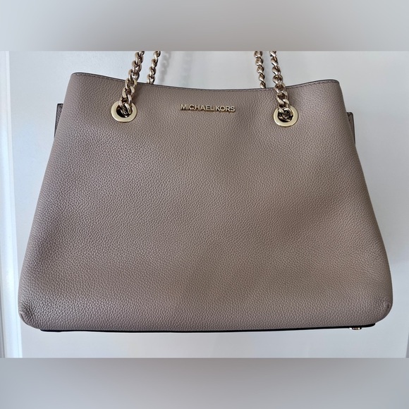 Michael Kors Teagan Beige Pebble Leather Shoulder Bag with Gold Chain Straps - Picture 2 of 13